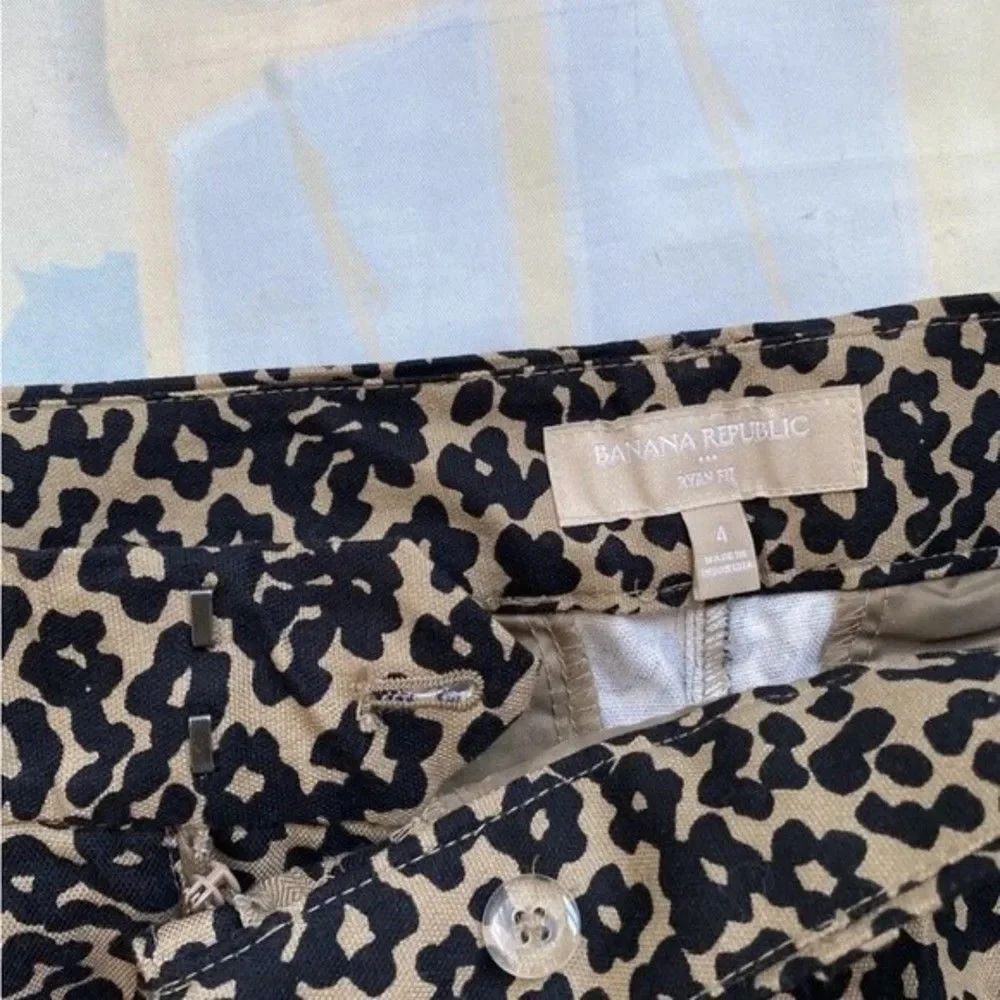 VTG Women’s Banana Republic Leopard Tan Stretch Black Print Ryan Fit Shorts